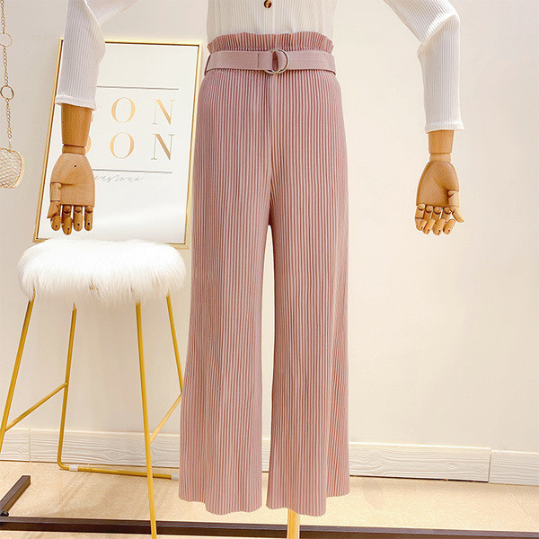 Hajtogatott női nadrág övvel és magas derékkal