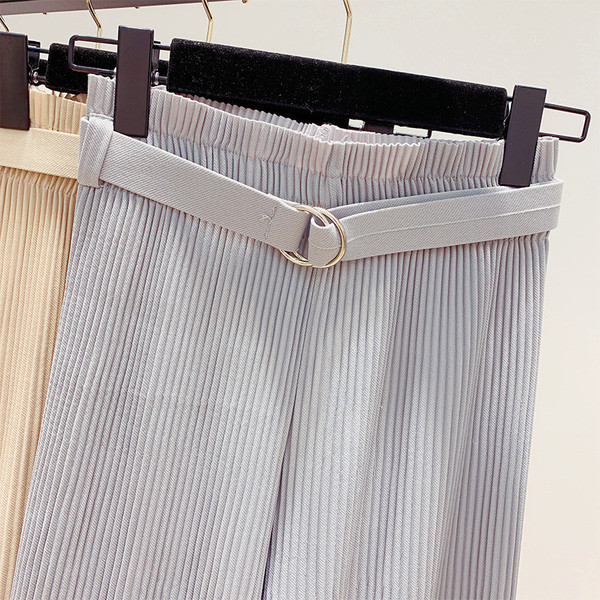 Hajtogatott női nadrág övvel és magas derékkal