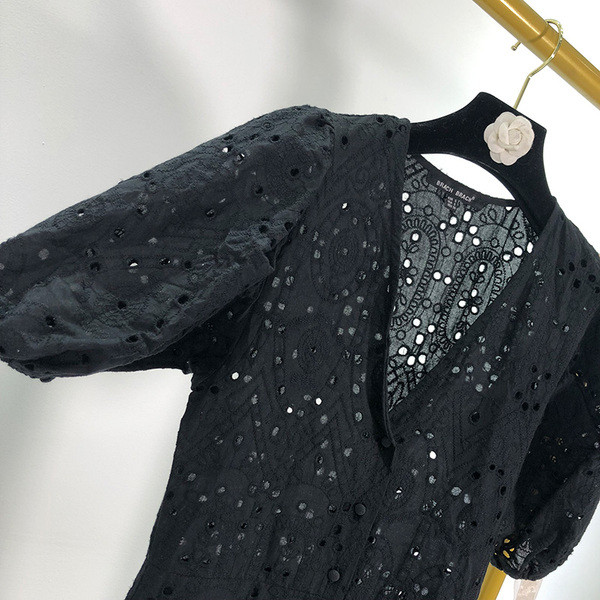 Fekete csipkeruha gombokkal