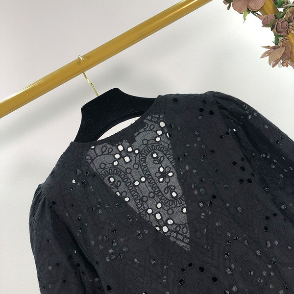 Fekete csipkeruha gombokkal