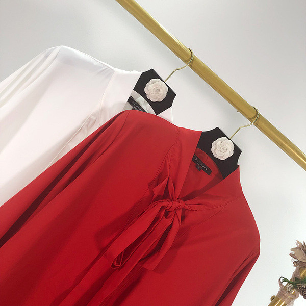 Elegáns női ing fehér és piros színben, fűzős