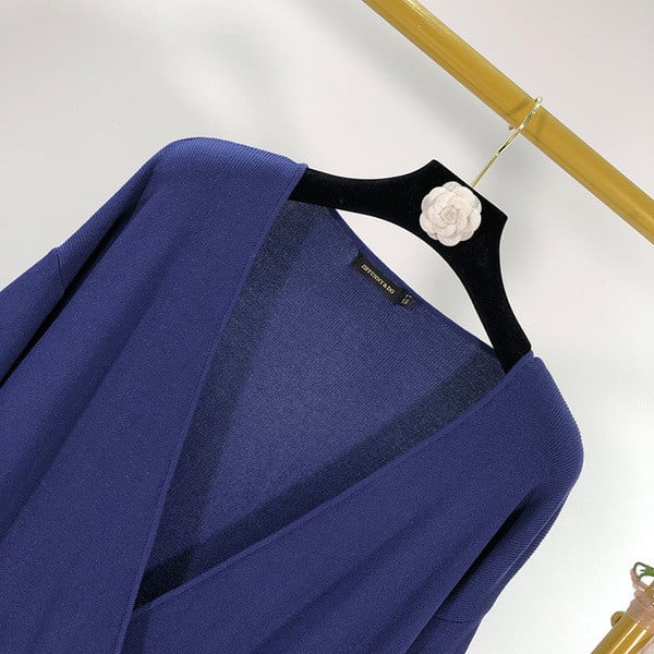 Kötött női overál mély nyakkivágással, kék színben