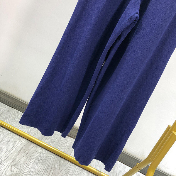 Kötött női overál mély nyakkivágással, kék színben