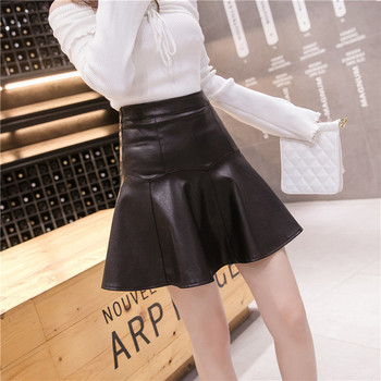 Modern női szoknya fekete műbőrből