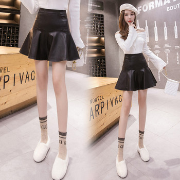 Modern női szoknya fekete műbőrből