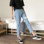 Női farmer szakadt motívumokkal, világos színben