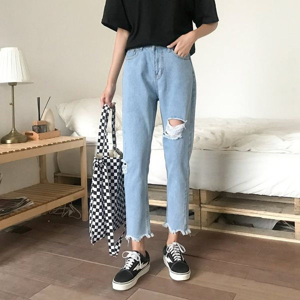 Női farmer szakadt motívumokkal, világos színben