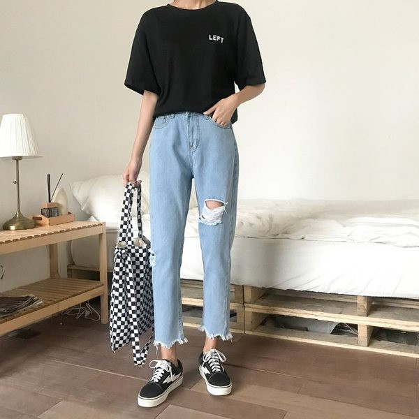 Női farmer szakadt motívumokkal, világos színben