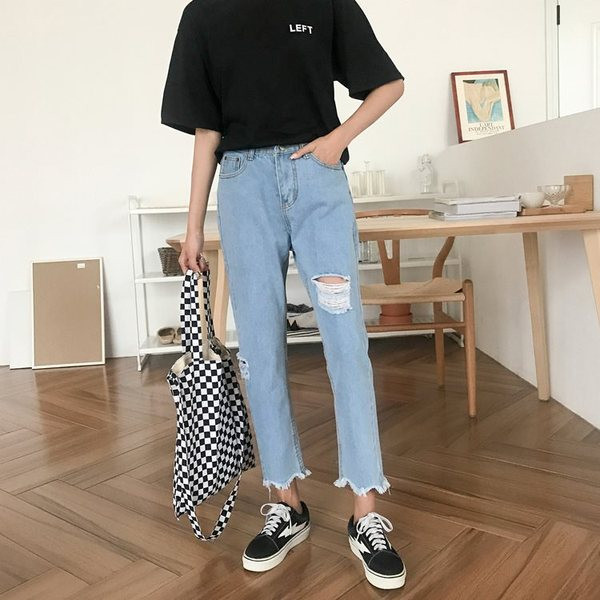 Női farmer szakadt motívumokkal, világos színben