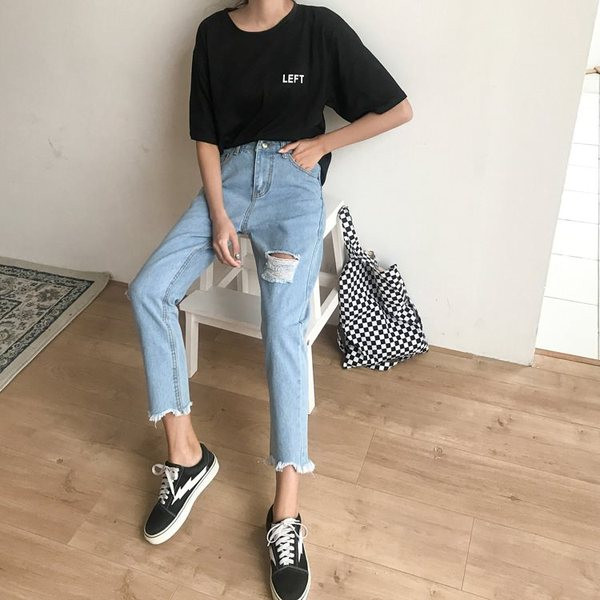 Női farmer szakadt motívumokkal, világos színben