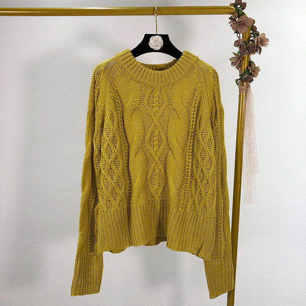 Női vastag pulóver hosszú ujjal és ovális nyakkivágással