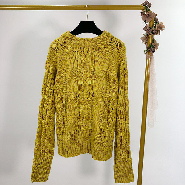 Női vastag pulóver hosszú ujjal és ovális nyakkivágással