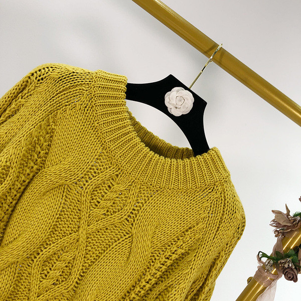 Női vastag pulóver hosszú ujjal és ovális nyakkivágással