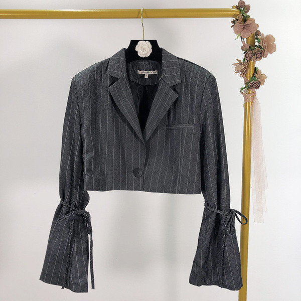 Rövid csíkos női kabát hosszú ujjal