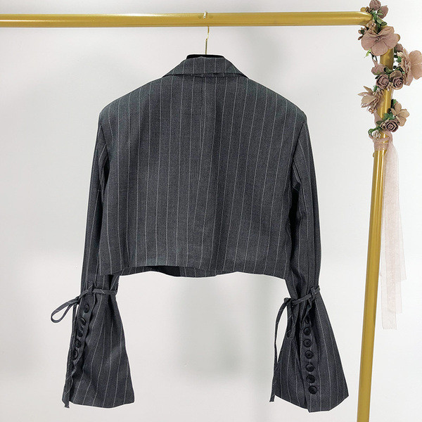 Rövid csíkos női kabát hosszú ujjal