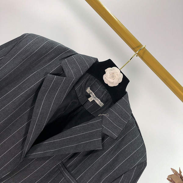 Rövid csíkos női kabát hosszú ujjal