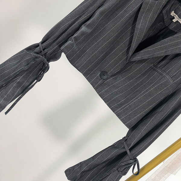 Rövid csíkos női kabát hosszú ujjal