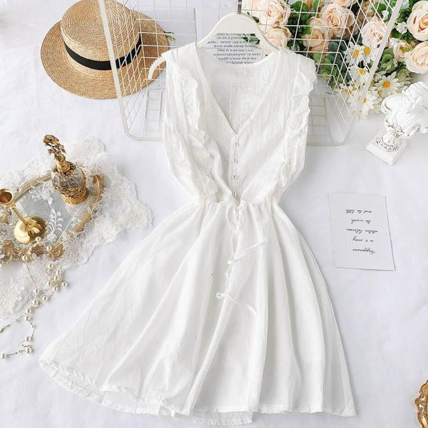 Modern női ruha fehér gombokkal