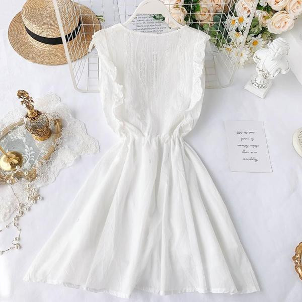 Modern női ruha fehér gombokkal