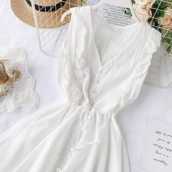 Modern női ruha fehér gombokkal