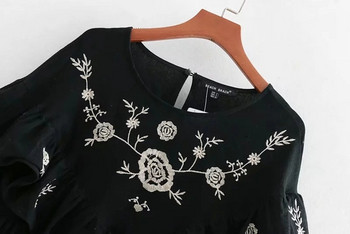 Fekete hímzéssel ellátott női ruha