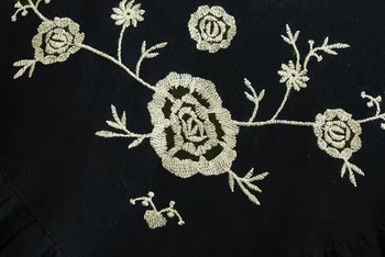 Fekete hímzéssel ellátott női ruha