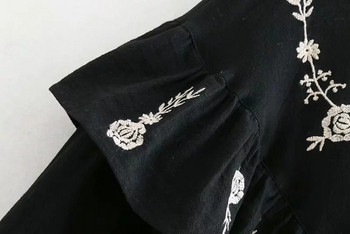 Fekete hímzéssel ellátott női ruha
