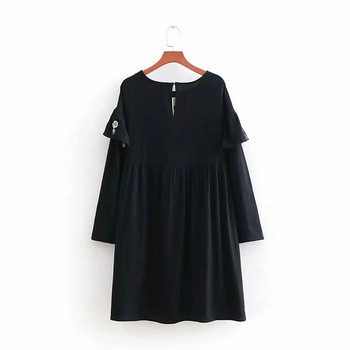 Fekete hímzéssel ellátott női ruha