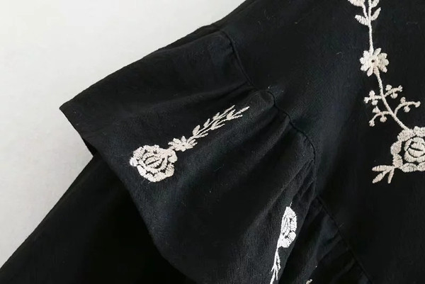 Fekete hímzéssel ellátott női ruha