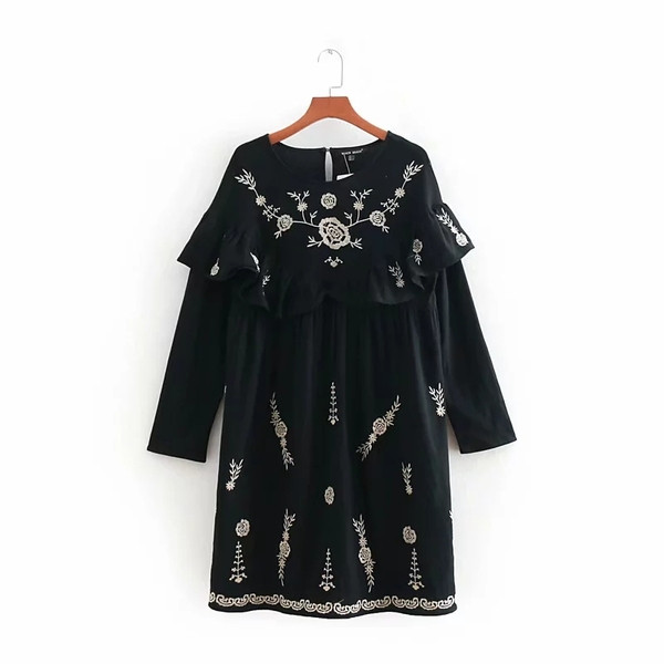Fekete hímzéssel ellátott női ruha