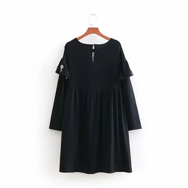 Fekete hímzéssel ellátott női ruha