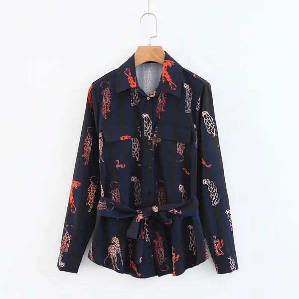 Cămașă de damă cu aplicație colorată și curea în talie