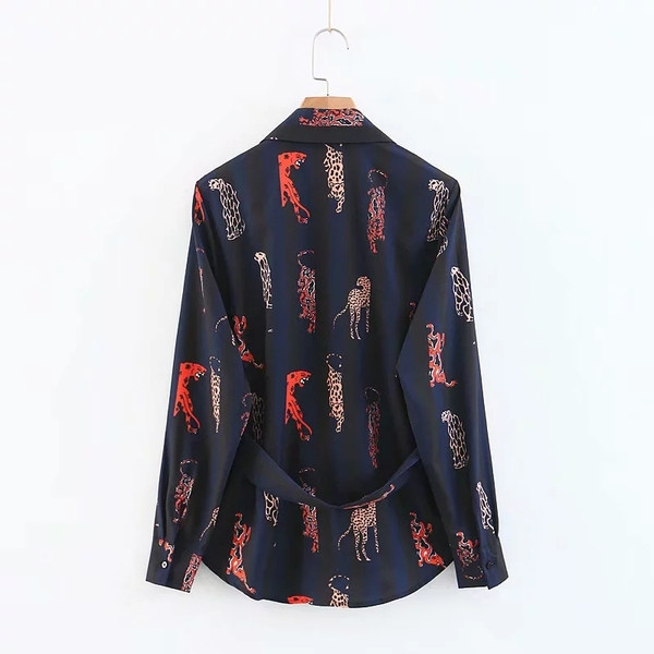 Cămașă de damă cu aplicație colorată și curea în talie