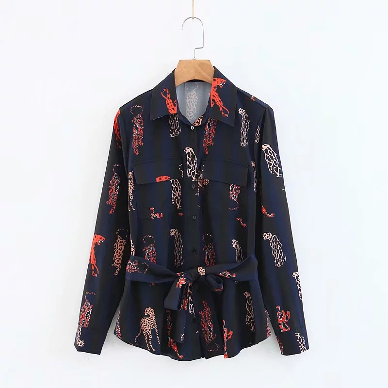 Cămașă de damă cu aplicație colorată și curea în talie