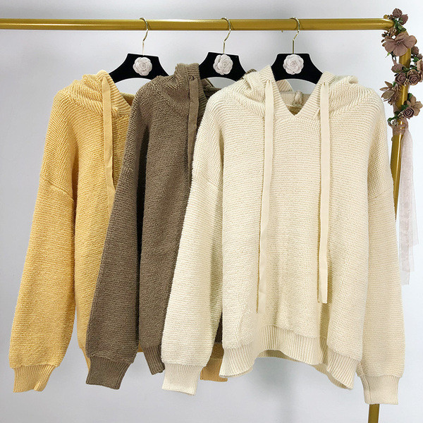 Pulover gros cu cravate si gluga