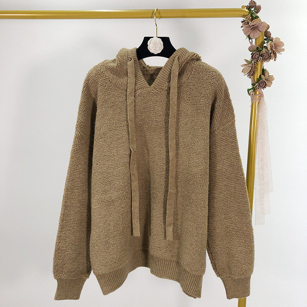 Pulover gros cu cravate si gluga