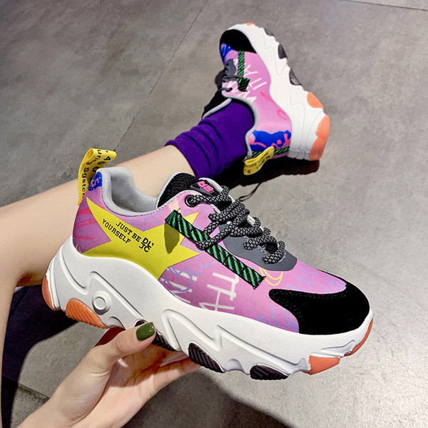 Modern női tornacipő durva talppal, színes mintával