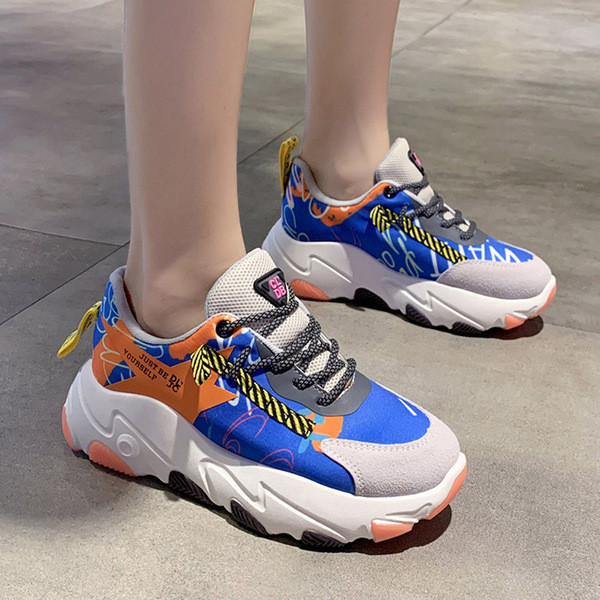 Modern női tornacipő durva talppal, színes mintával