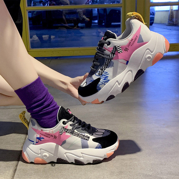 Modern női tornacipő durva talppal, színes mintával