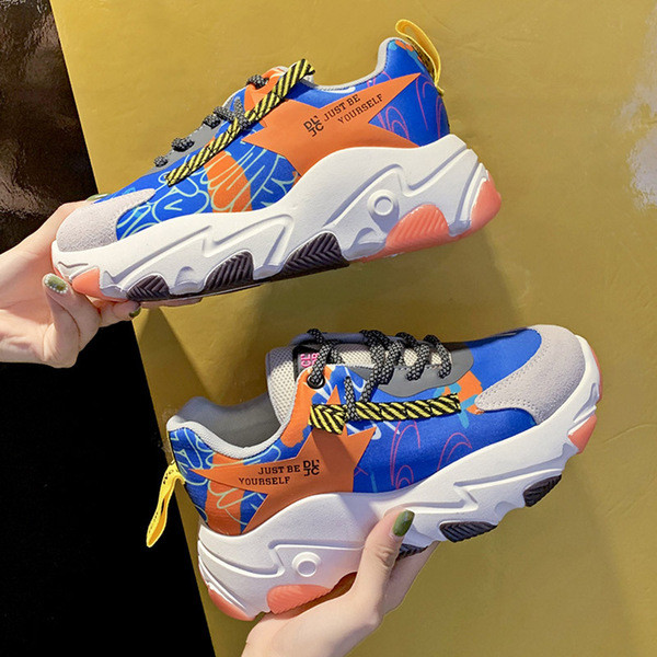 Modern női tornacipő durva talppal, színes mintával