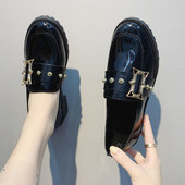 Modern női mokaszin fém elemekkel fekete színben