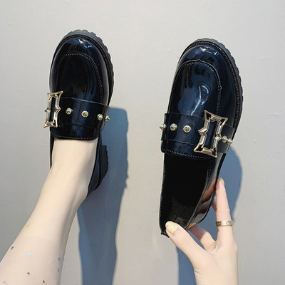 Modern női mokaszin fém elemekkel fekete színben