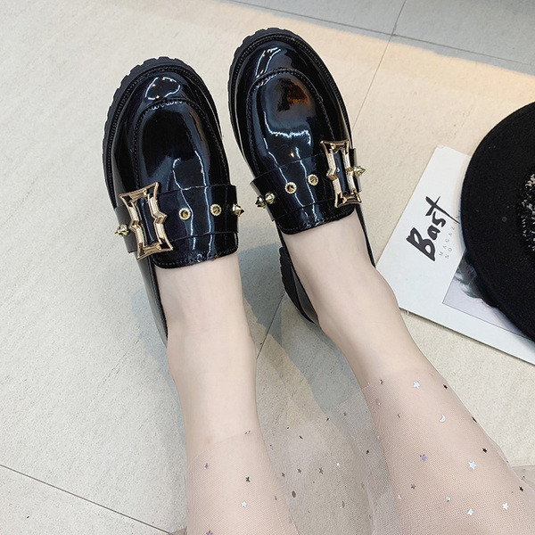 Modern női mokaszin fém elemekkel fekete színben