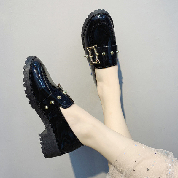 Modern női mokaszin fém elemekkel fekete színben