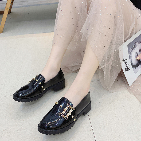 Modern női mokaszin fém elemekkel fekete színben