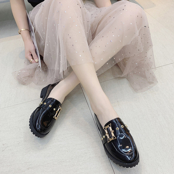 Modern női mokaszin fém elemekkel fekete színben