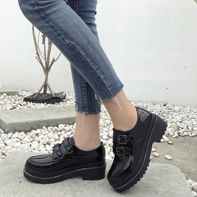 Stílusos női cipő fekete platformmal