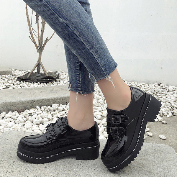 Stílusos női cipő fekete platformmal