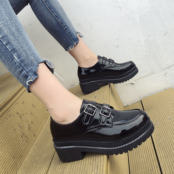 Stílusos női cipő fekete platformmal