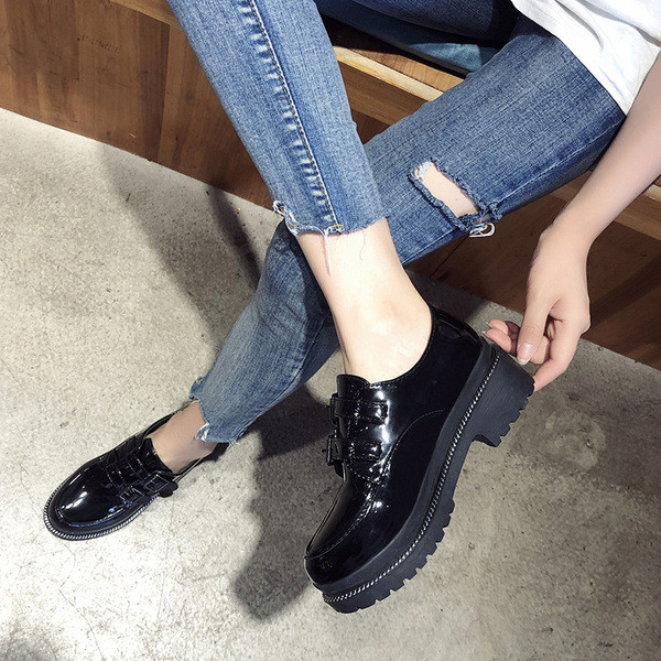 Stílusos női cipő fekete platformmal